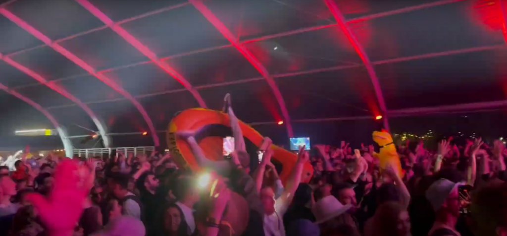 S-a răsturnat la Electric Castle. Un tânăr dus de val (la propriu) a căzut în mulțime la festival