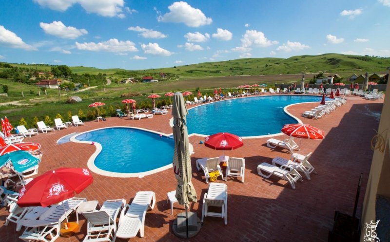 Caniculă mare, mon cher! Unde ne bălăcim și la ce preț: de la ștrandurile din oraș, la piscinele cu verdeață și umbră  din împrejurimi