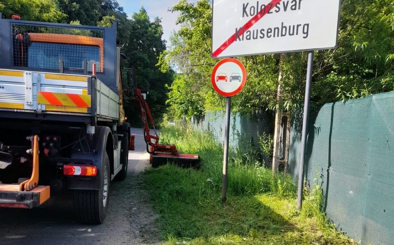 Se face curățenie pe marginea drumurilor județene din Cluj. Crește vizibilitatea în trafic