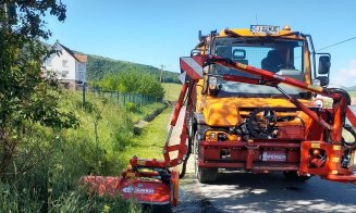 Se face curățenie pe marginea drumurilor județene din Cluj. Crește vizibilitatea în trafic