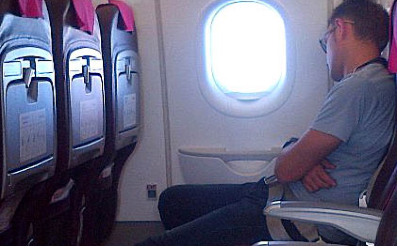 "Am aterizat, dar nu are cine să aducă scara la avion." Pasageri români, blocați în avion