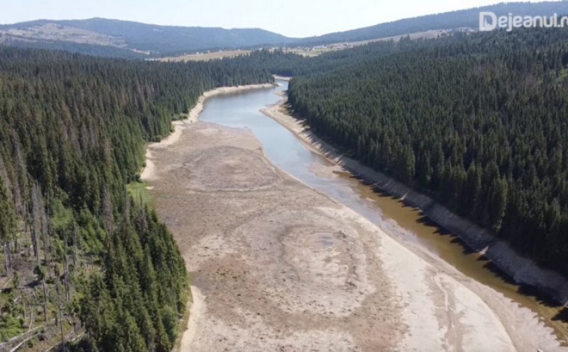 Imagini cu lacul Beliș, după o lună de secetă. În unele locuri, apa a scăzut chiar și cu 13 metri