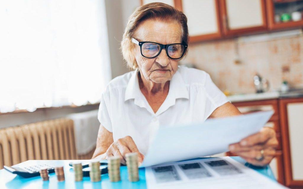 Pensionarii fără stagiul minim de cotizare vor putea alege între pensie și indemnizație socială