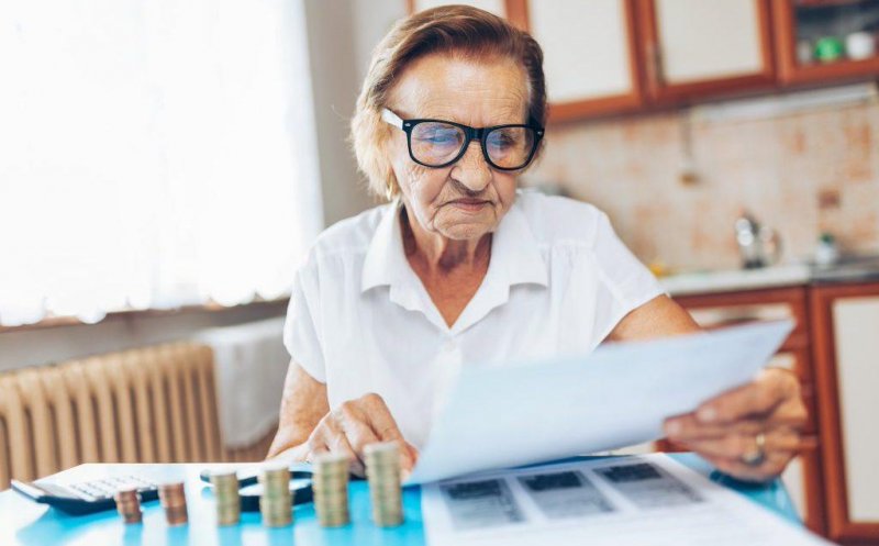 Pensionarii fără stagiul minim de cotizare vor putea alege între pensie și indemnizație socială