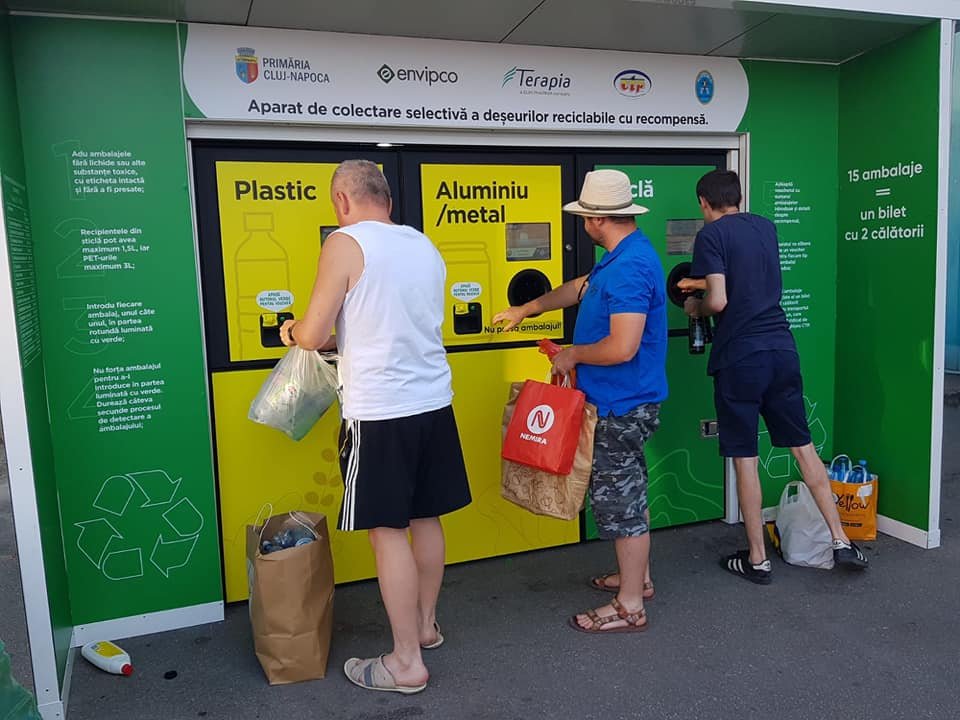Coadă la aparatul care îți dă bilet de autobuz GRATUIT în schimbul gunoiului reciclabil