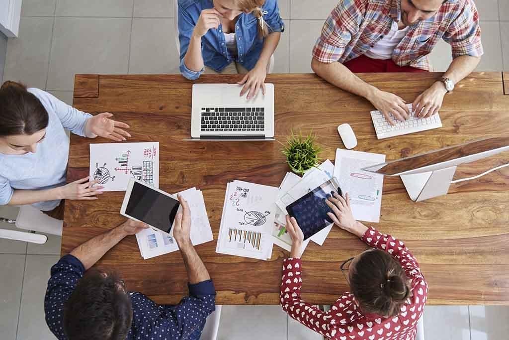 70% din români și-au luat două joburi pentru a câștiga mai mulți bani pe termen lung. Ce-i determină să renunțe la unul dintre locurile de muncă