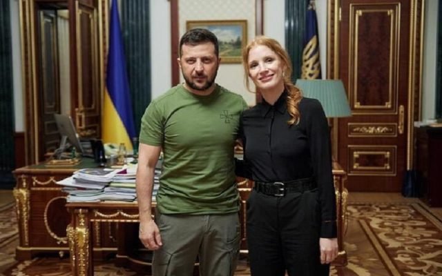 Actrița Jessica Chastain a vizitat un spital de copii din Ucraina. S-a întâlnit și cu președintele Zelenski