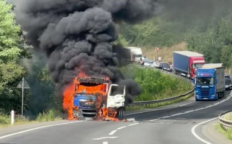 Camion în flăcări lângă Căpuș. Intervin pompierii/Trafic blocat