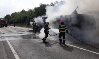 Camion în flăcări lângă Căpuș. Intervin pompierii/Trafic blocat