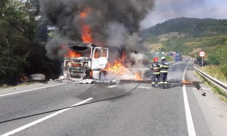 Camion în flăcări lângă Căpuș. Intervin pompierii/Trafic blocat