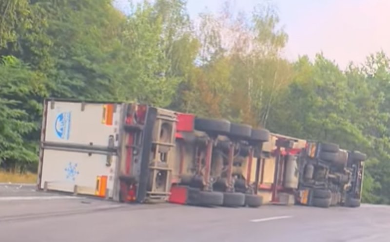 Accident cu două TIR-uri pe Cluj-Oradea. Unul s-a răsturnat/Trafic blocat