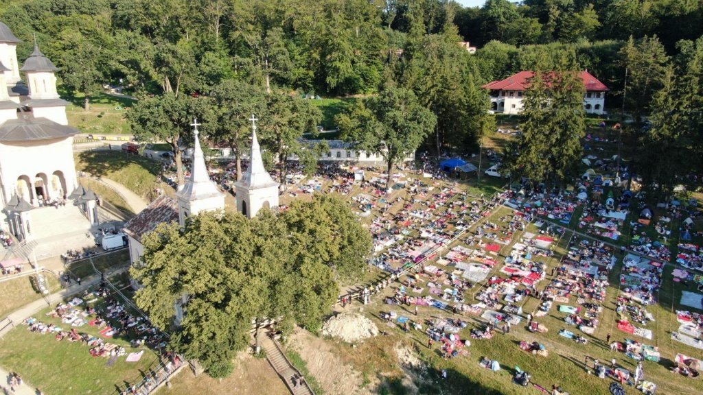Peste 1.000 de credincioși au ajuns deja la Mănăstirea Nicula. Recomandările autorităților