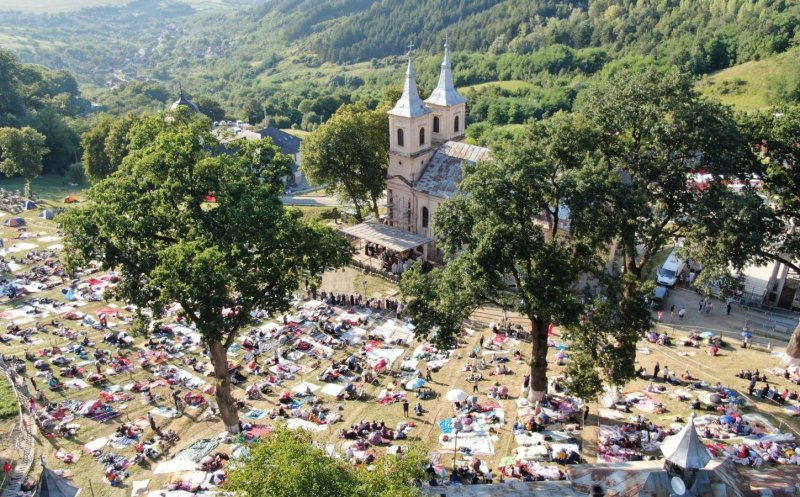 Mii de credincioşi participă la pelerinajul de la Mănăstirea Nicula