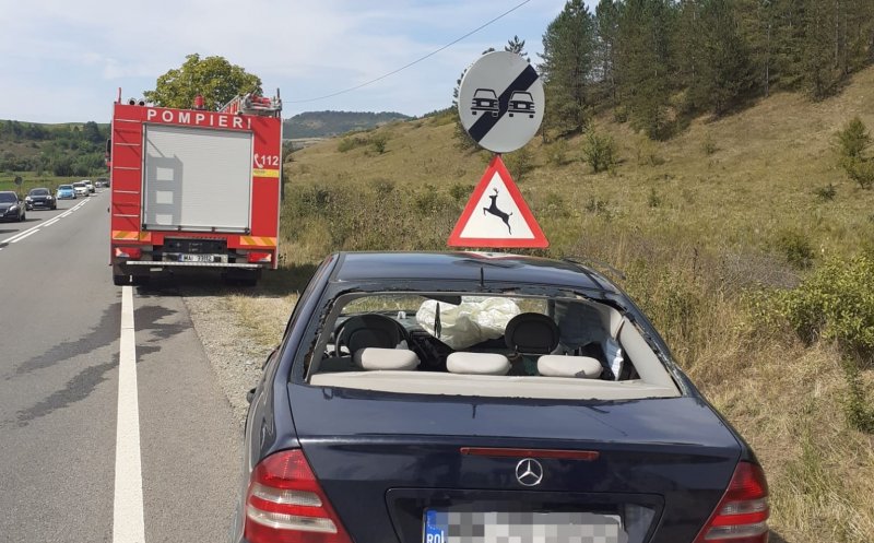 Accident la ieșirea din Sânpaul. Mașină RĂSTURNATĂ pe carosabil