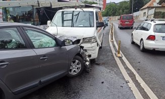 Accident cu trei mașini pe Calea Turzii. Doi tineri au ajuns la spital
