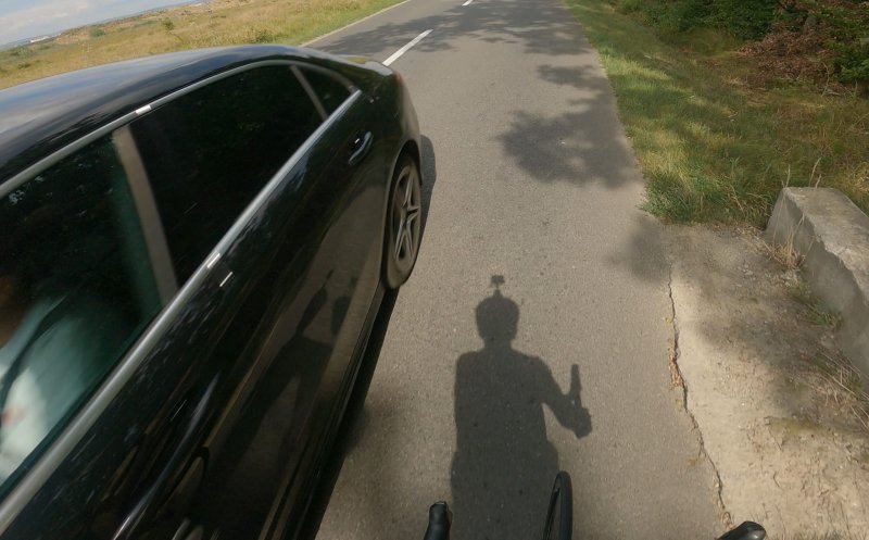 JOS PERMISUL! Un șofer clujean, la un pas să spulbere un biciclist. "Filmarea și pozele au ajuns la poliție!"