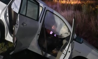 Accident Cluj: Un șofer a ajuns cu mașina în șanț/ Trei răniți