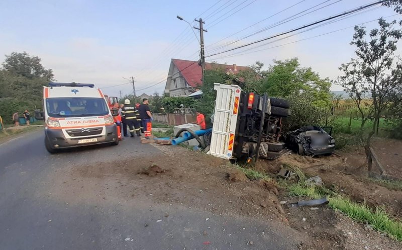 ACCIDENT în Cluj: Un autocamion și un autoturism au ajuns în șanț