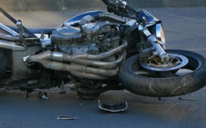 Impact între o mașină și o motocicletă la ieșirea din Gilău spre Oradea