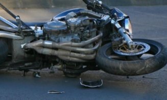 Impact între o mașină și o motocicletă la ieșirea din Gilău spre Oradea