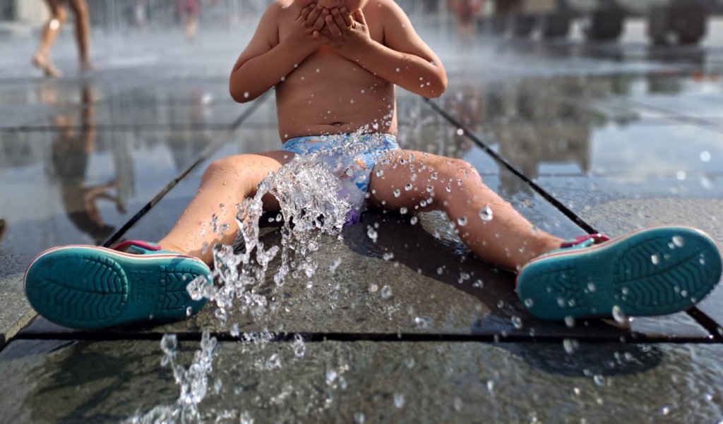 Până la Aquapark, de ce nu am folosi din plin fântânile arteziene publice ca spaţii de răcorire sau de joacă la apă