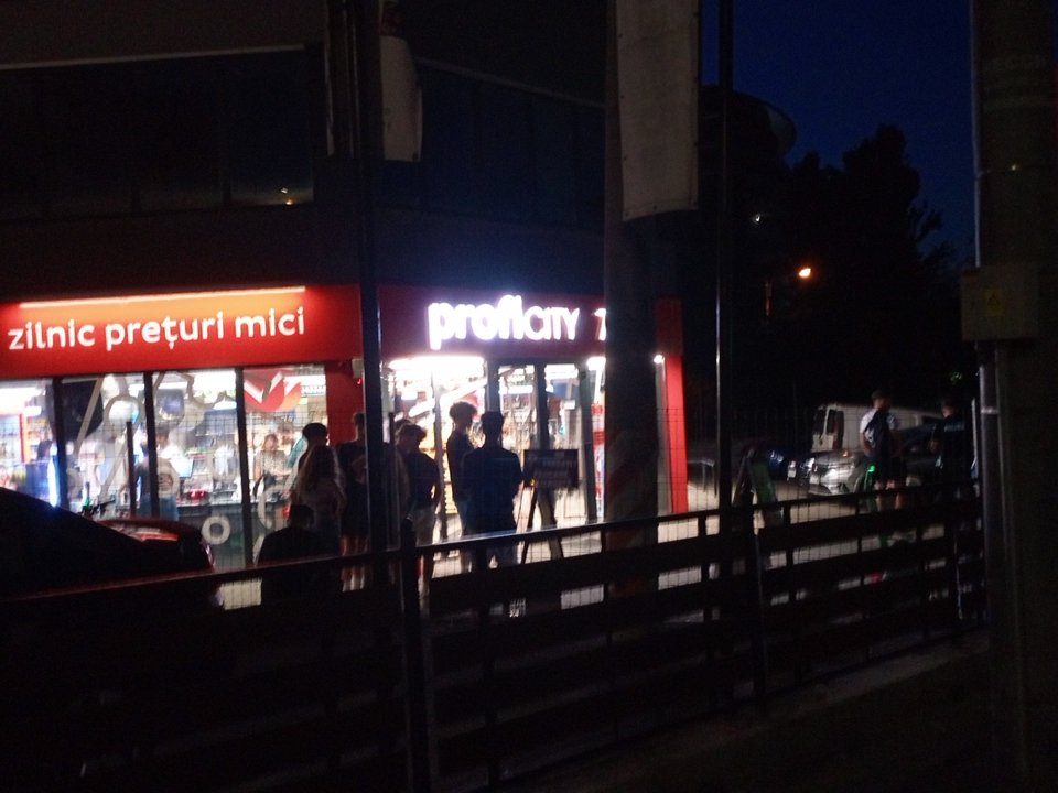 Puştii bogaţi din Mănăştur, prinşi la furat cornuri de 2 lei în Profi City