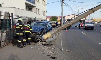 ACCIDENT în Cluj-Napoca: A secerat stâlpul de curent cu BMW-ul