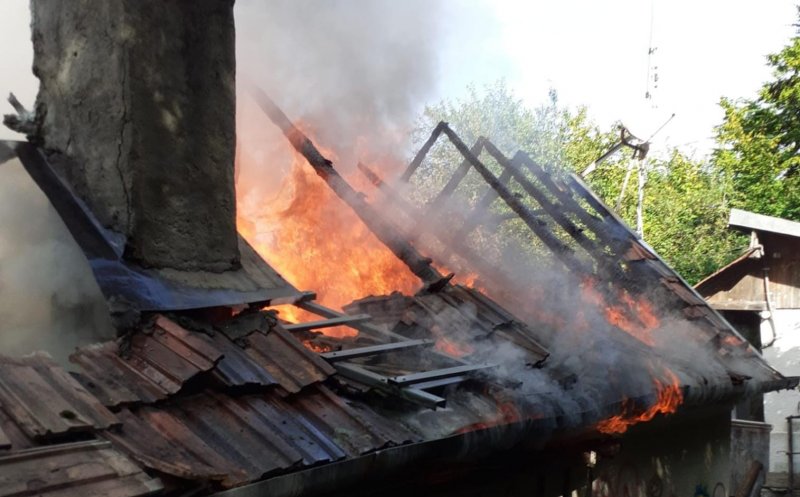 INCENDIU în Cluj: Cabană din Someşul Rece, mistuită de flăcări