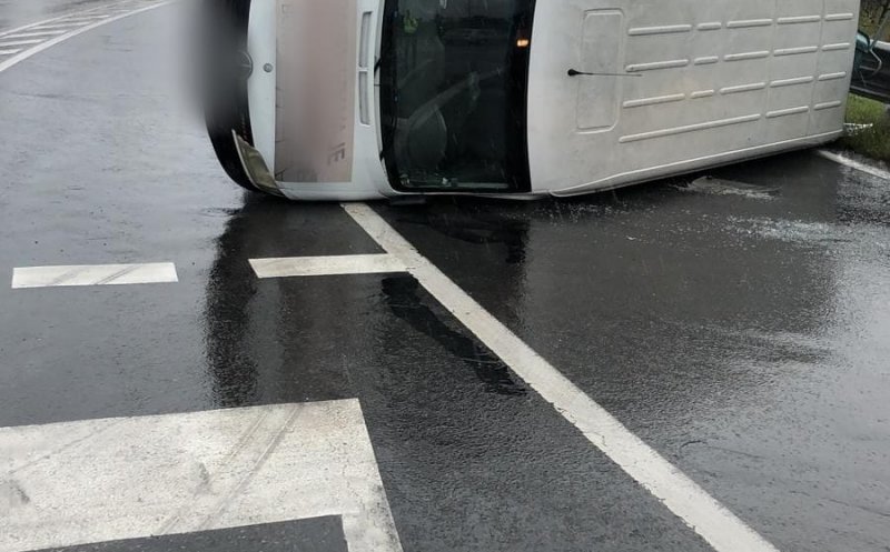 Accident în Curba Morții de pe Calea Turzii. S-a răsturnat un microbuz