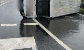 Accident în Curba Morții de pe Calea Turzii. S-a răsturnat un microbuz
