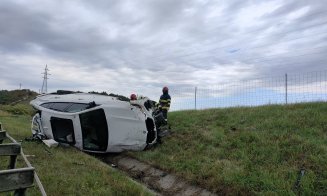 Cluj: Maşină răsturnată pe A3. Primul ajutor, dat de două ambulanțe care treceau prin zonă, una din Brașov, cealaltă din Ungaria