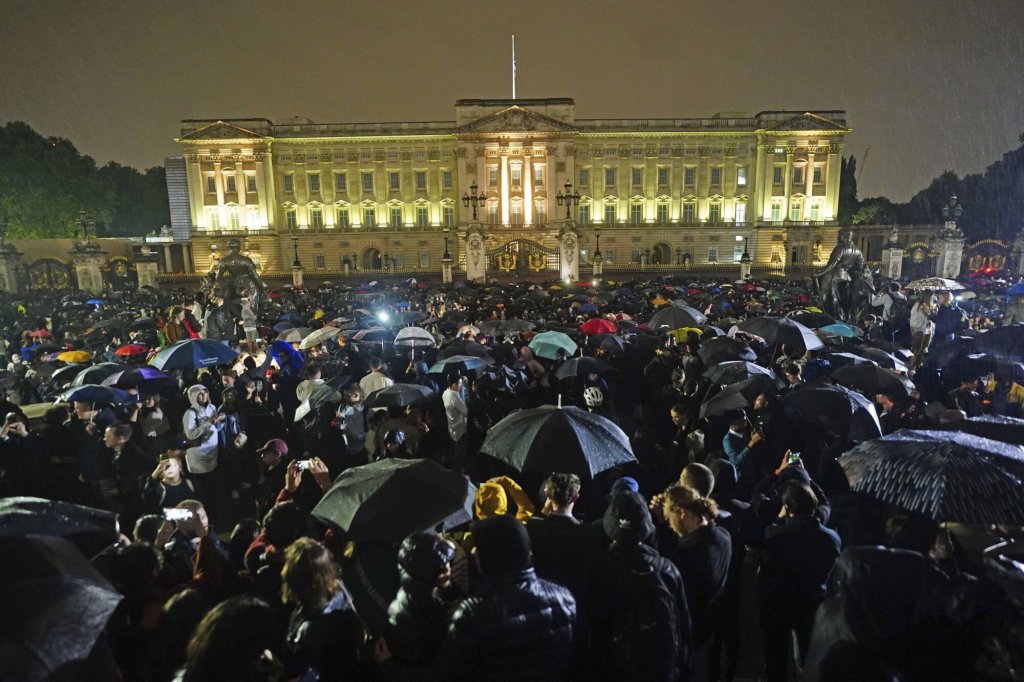 Moartea reginei Elisabeta a II-a. Regele Charles al III-lea se va adresa națiunii / Mii de oameni, în fața Palatului Buckingham