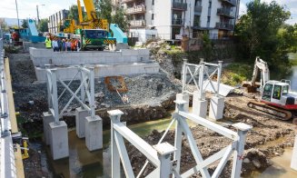 Stadiul lucrărilor la Podul Porțelanului se apropie de jumătate. Boc, în inspecție pe șantier