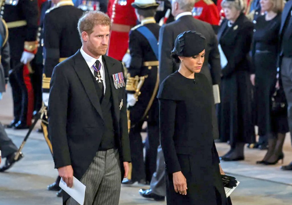 Harry și Meghan, abatere de la protocolul regal? S-au ținut de mână în Palatul Westminster, după ce a fost adus sicriul Reginei