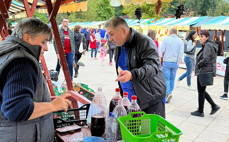 Alin Tișe și-a făcut proviziile de toamnă la „Zilele Recoltei”. Au participat peste 100 de producători