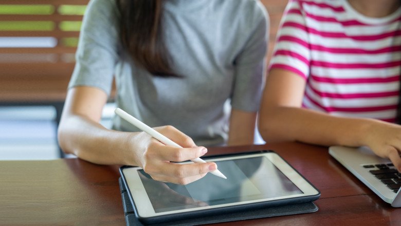 Program internațional gratuit de IT pentru elevele între 8 și 18 ani