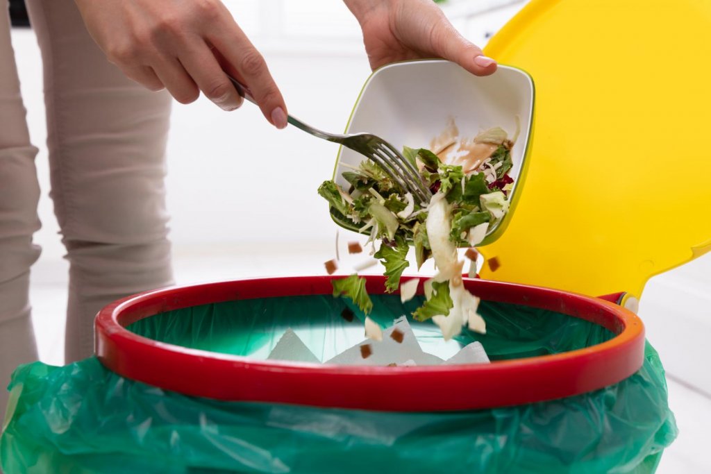 Majoritatea restaurantelor din România fac risipă alimentară. Carnea, fructele și legumele, cel mai des aruncate