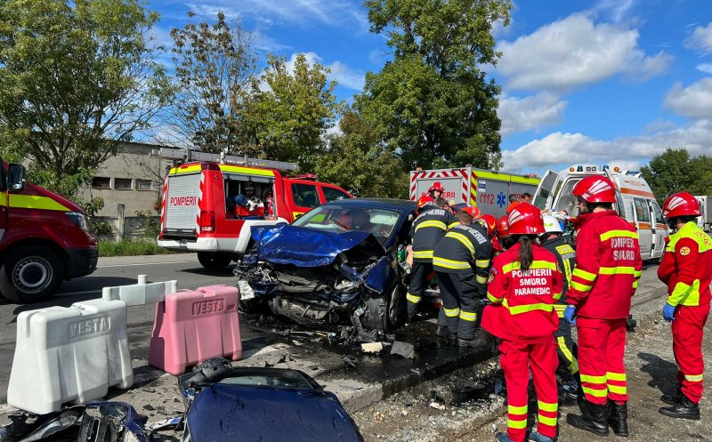 Accident GRAV în Jucu. A fost chemat elicopterul SMURD/ Un bărbat rămas încarcerat și trei tineri răniți
