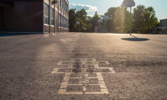 Senatul a decis! Copiii pot folosi terenul de sport din curtea şcolii după orele de curs