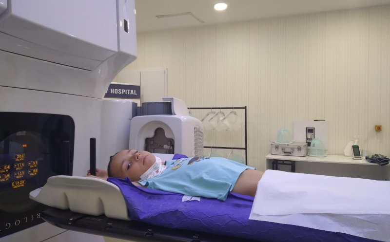 Cătălin are 7 ani şi se luptă cu CANCERUL. Arma lui secretă este bucuria de A TRĂI