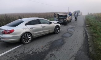 Impact frontal între două mașini pe un drum din Cluj. Trei persoane au ajuns la spital