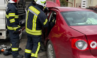 Accident GRAV în Baciu, între o mașină și un TIR. Intervine descarcerarea