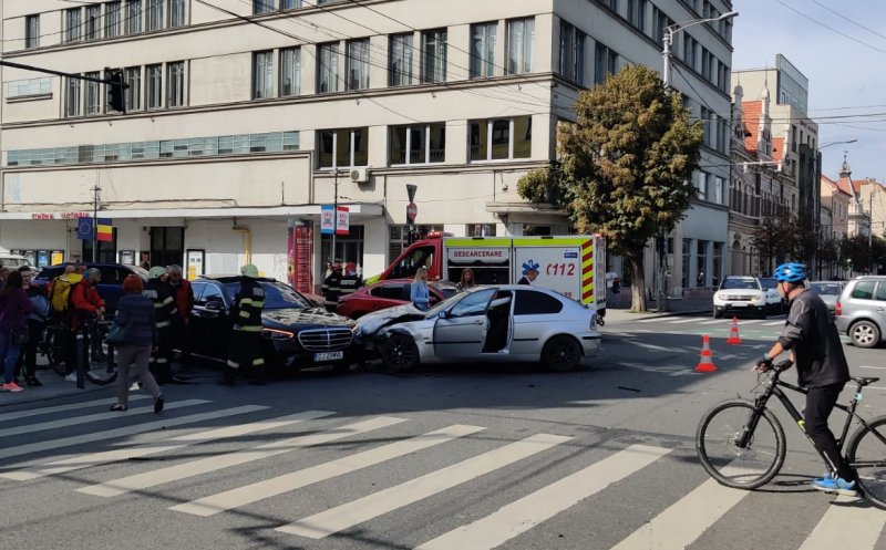 Încă un accident auto la Cluj. A trecut pe roșu în zona Operei și a lovit trei mașini