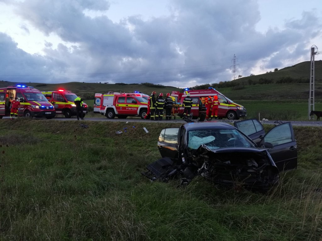 Accident pe Bulevardul Muncii. Pompierii intervin pentru a scoate victimele din mașină. Un bărbat și 3 tinere, transportați la spital