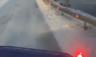 Zăpadă pe drumurile montane! Drumarii au ieșit cu utilajele de deszăpezire/ Transalpina, închisă
