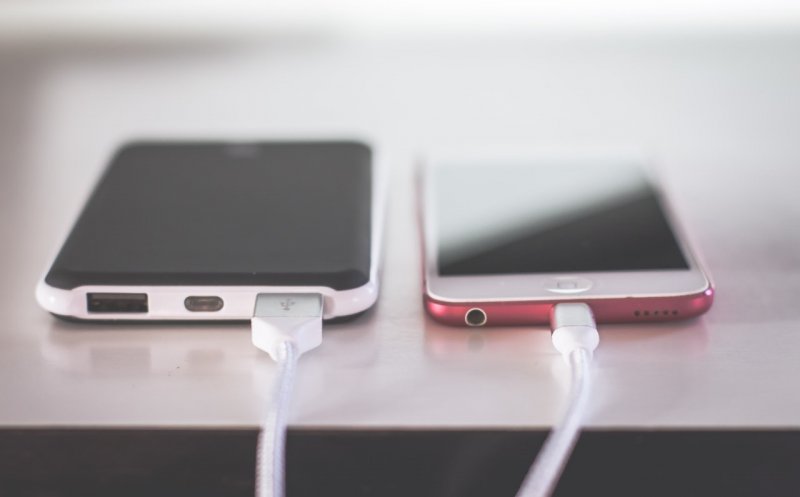Parlamentul European a decis: Toate dispozitivele mobile vor avea încărcător universal