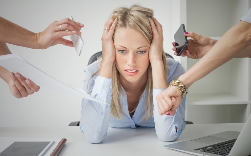 Burnout-ul afectează peste 20% din angajații din România. 45% caută un nou loc de muncă din cauza salariului mic