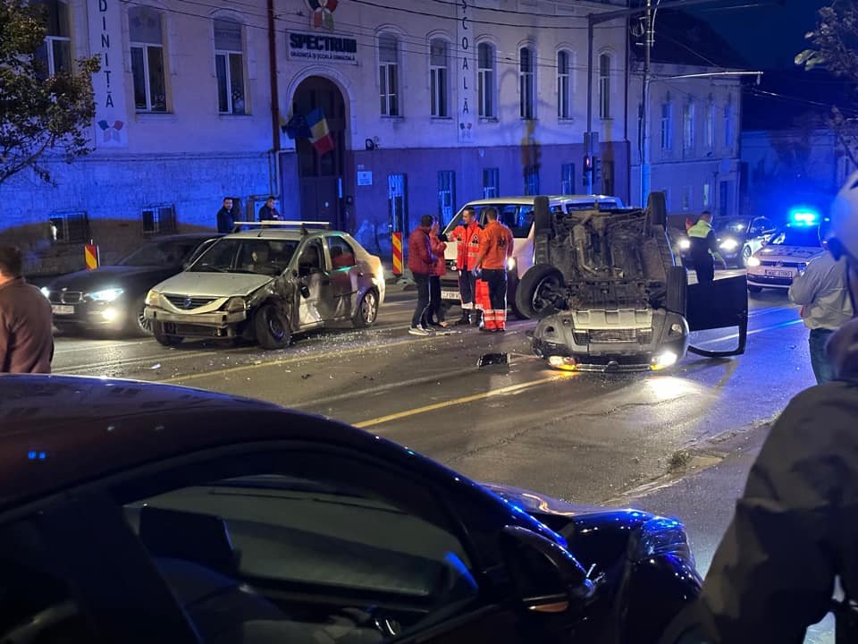 Accident cu două mașini pe Calea Mănăștur. Una a ajuns cu roțile-n sus/UPDATE: Șoferul vinovat era BĂUT