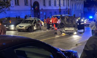 Accident cu două mașini pe Calea Mănăștur. Una a ajuns cu roțile-n sus/UPDATE: Șoferul vinovat era BĂUT