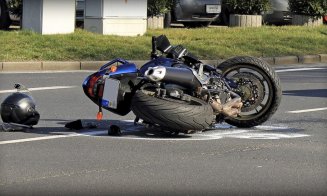 Impact major între o mașină și o motocicletă în Turda! Șoferul motocicletei a fost rănit grav